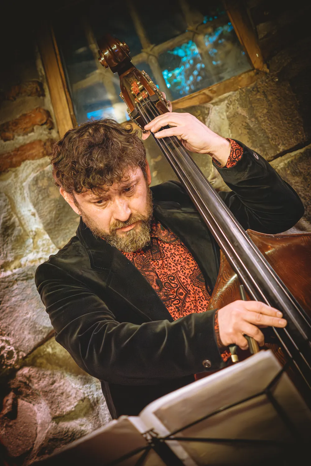 Rodrigo Ugarte interpretando contrabajo en Las 4 Estaciones Porteñas