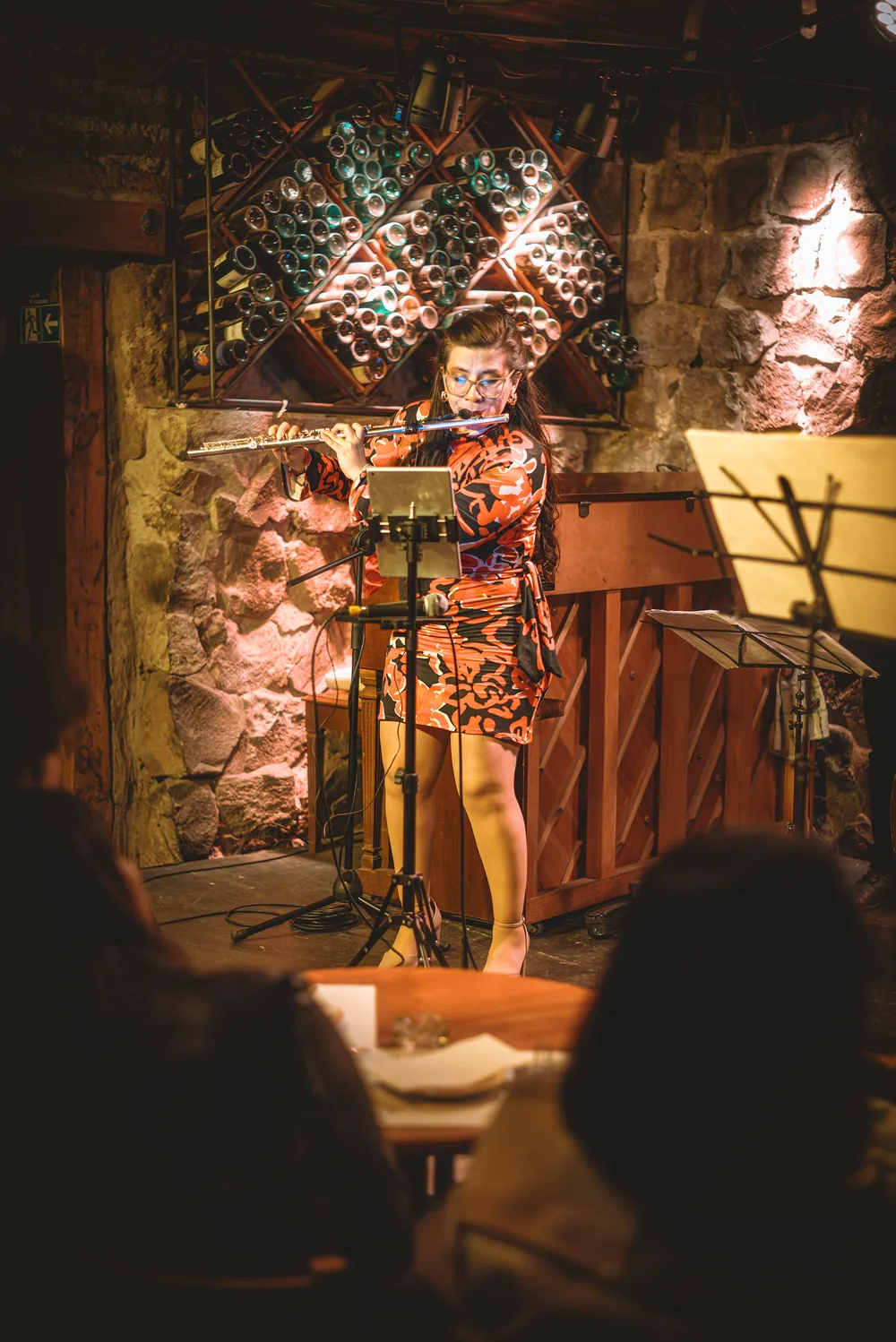 Valentina Galaz interpretando flauta traversa en Las 4 Estaciones Porteñas