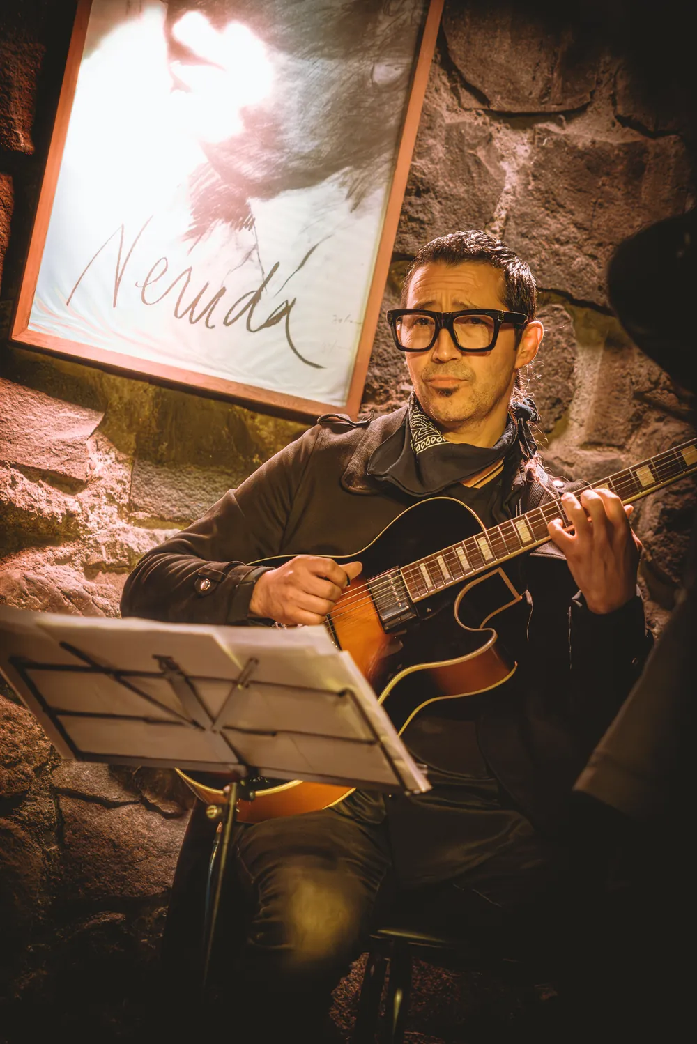Felipe Muñoz interpretando guitarra eléctrica en Las 4 Estaciones Porteñas