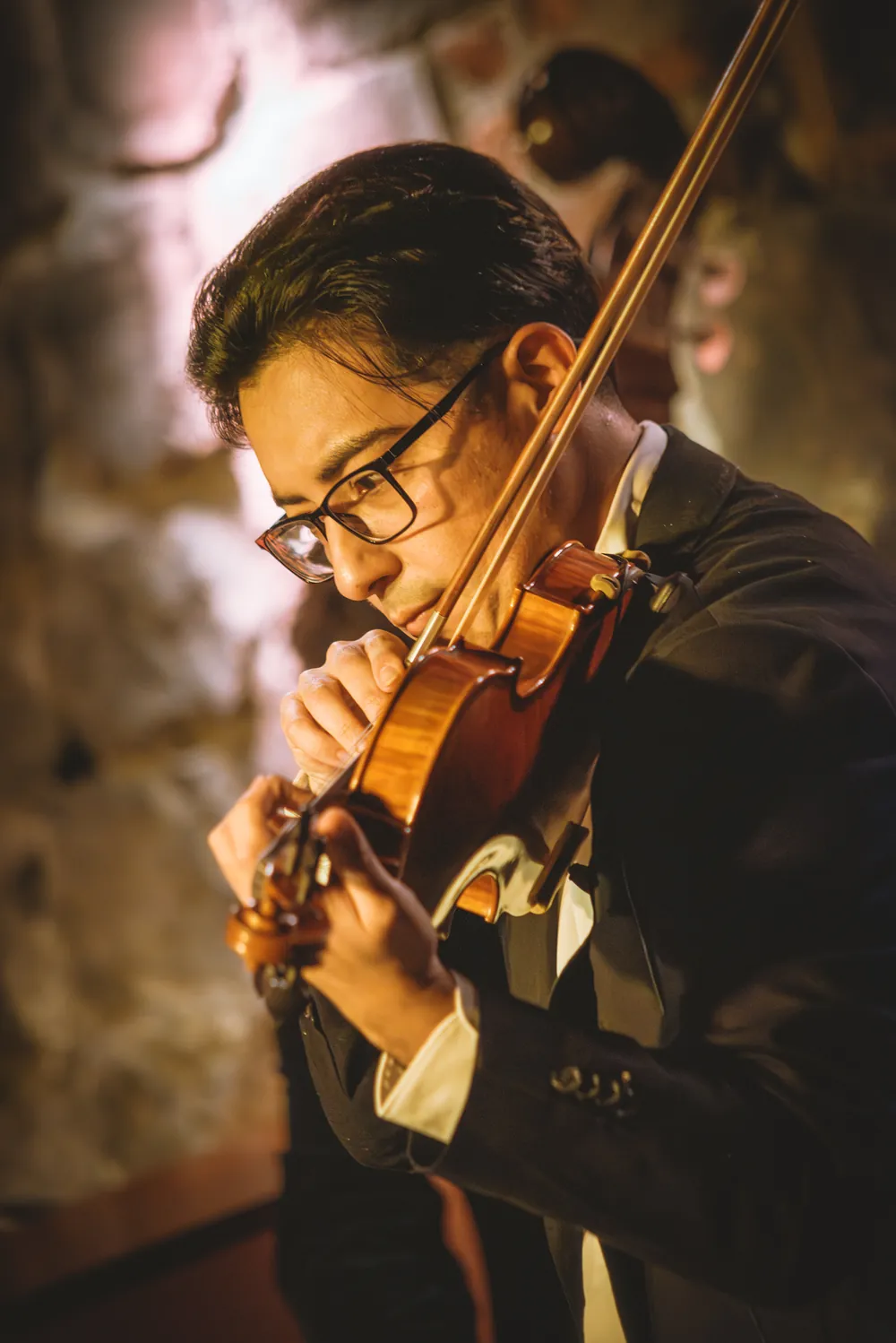 Diego Castro interpretando violín en Las 4 Estaciones Porteñas